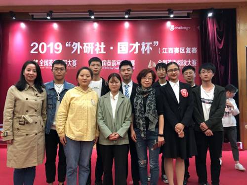 图片包含 人员, 伪装, 照片, 站立描述已自动生成